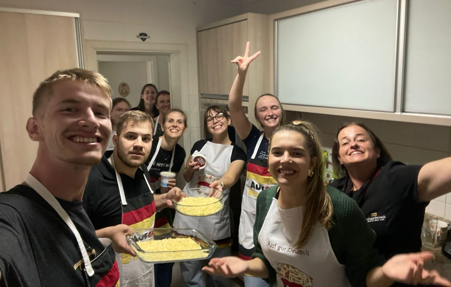 Foto de adultos cozinhando pratos típicos