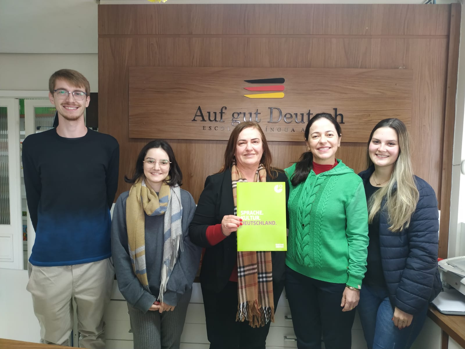 Foto de alunos recebendo certificado de proficiência